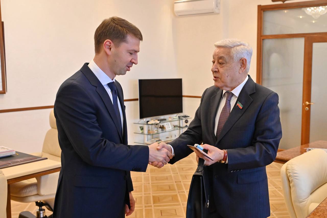 Фарид Мухаметшин вручил удостоверения депутатам Государственного Совета Эмилю Губайдуллину и Игорю Бикееву Фарид Мухаметшин вручил удостоверения депутатам Государственного Совета Эмилю Губайдуллину и Игорю Бикееву