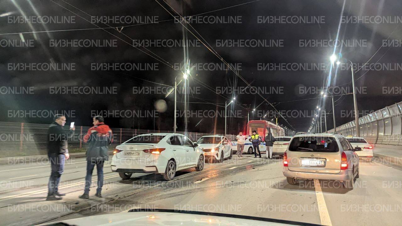 На Кировской дамбе в Казани после ДТП с трамваем образовалась пробка На Кировской дамбе в Казани после ДТП с трамваем образовалась пробка