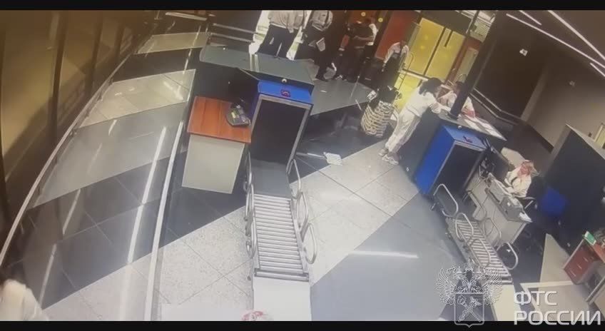 Пассажира, летевшего в Казань, со 100к долларов задержали в Шереметьево