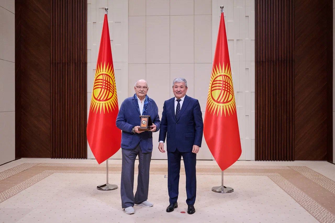 Ольга Любимова: Встретилась с Председателем Кабинета министров – руководителем Администрации Президента Кыргызстана Адылбеком Касымалиевым, а также с его заместителем Эдилем Байсаловым Ольга Любимова: Встретилась с Председателем Кабинета министров – руководителем Администрации Президента Кыргызстана Адылбеком Касымалиевым, а также с его заместителем Эдилем Байсаловым