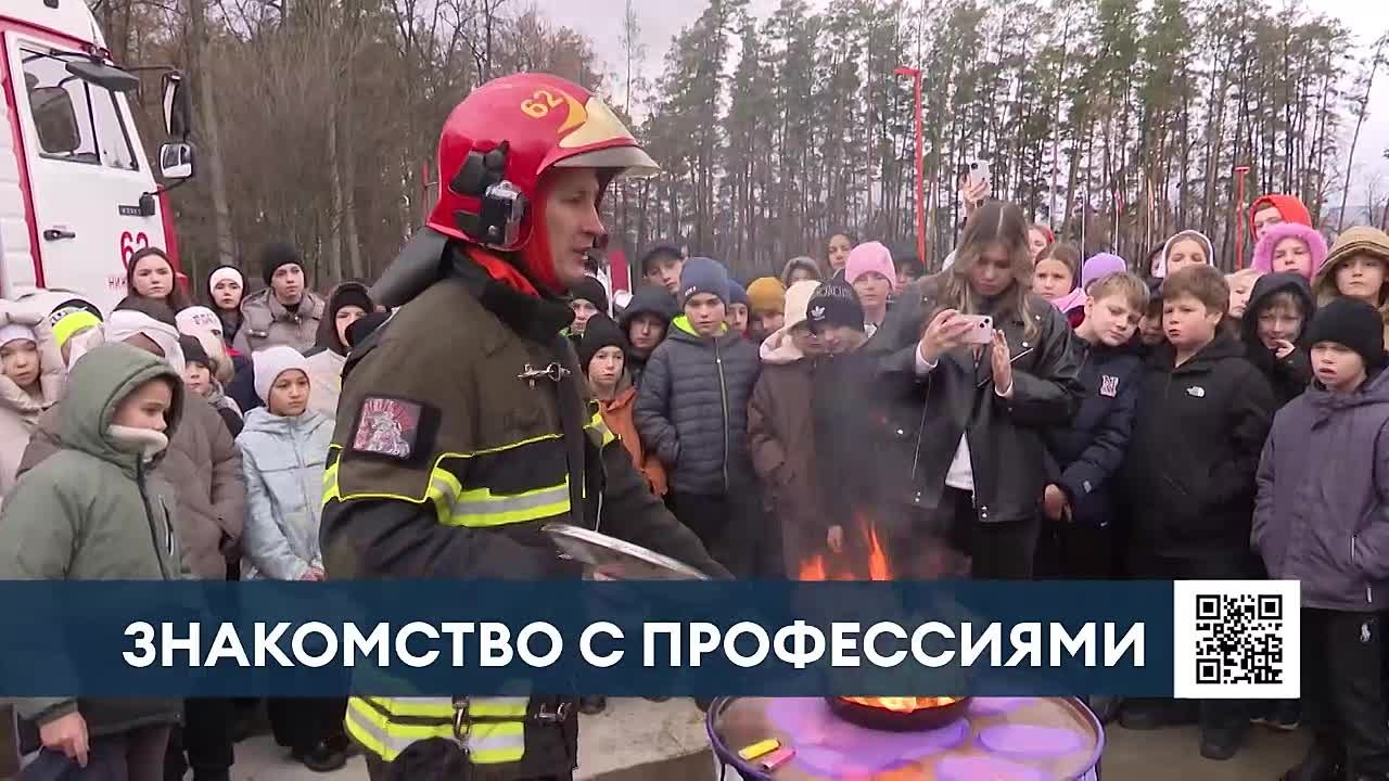 Использование огнетушителя, избегание опасностей, действия при обнаружении дыма или огня как вести себя в чрезвычайных ситуациях — об этом участникам профильной смены ЮИД рассказали самые компетентные специалисты — пожарные...