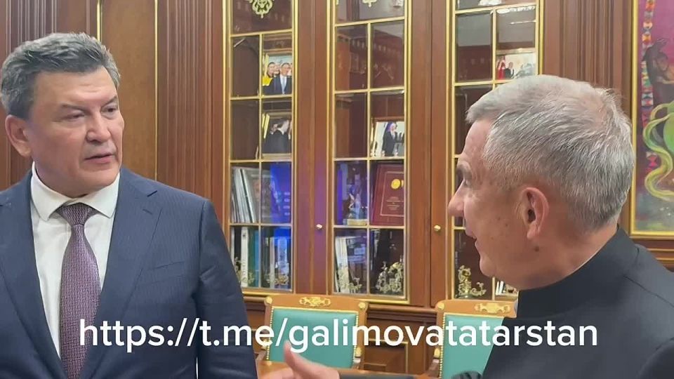 Ничего необычного. Просто Рустам Минниханов на татарском общается с коллегой Акимом Северо-Казахстанской области