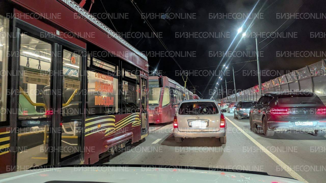 На Кировской дамбе в Казани после ДТП с трамваем образовалась пробка