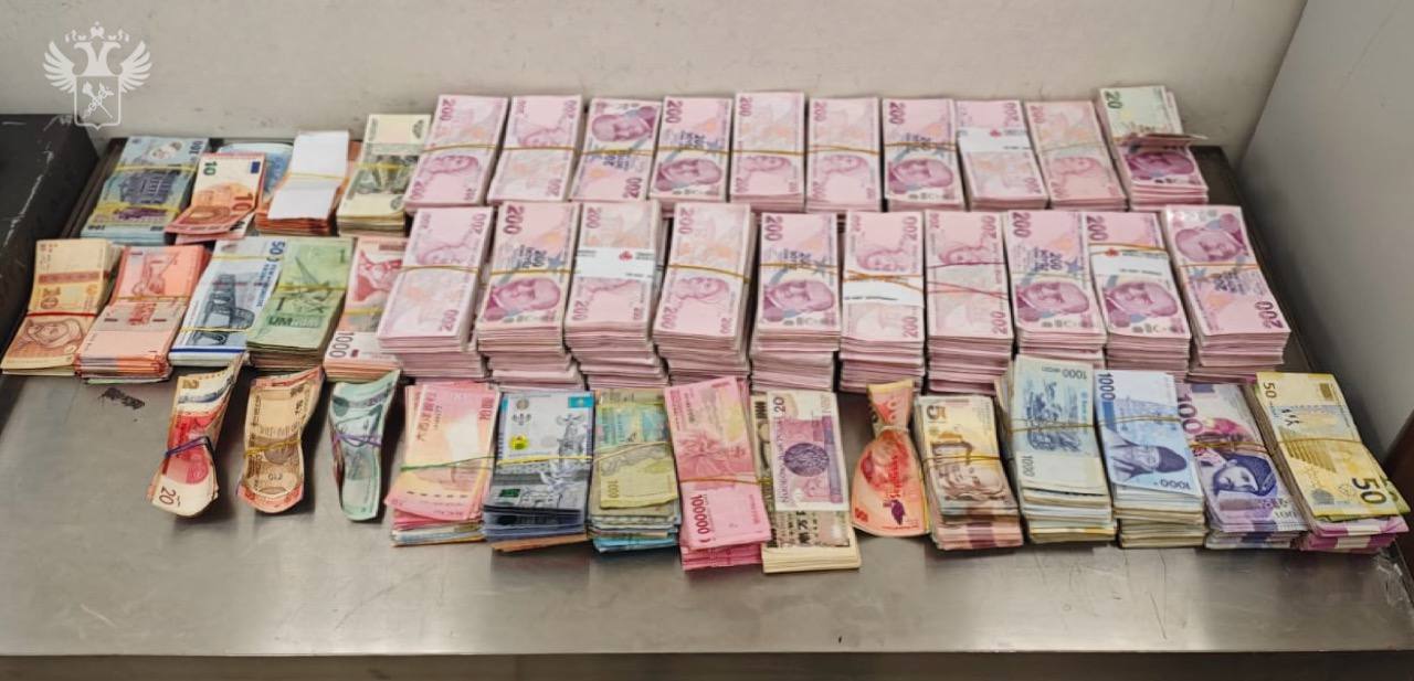 В Шереметьево задержан контрабандист с чемоданом валюты на $110 тысяч — ФТС