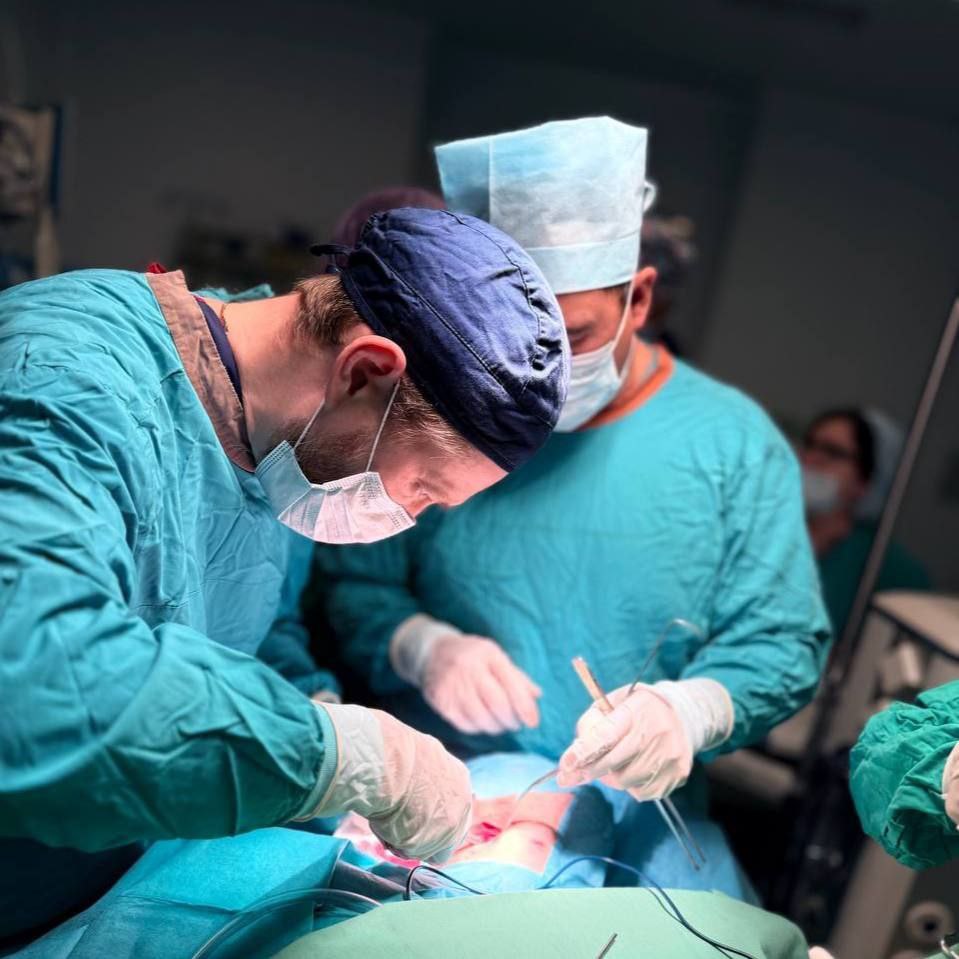 Парень случайно выстрелил себе в шею из пневмата