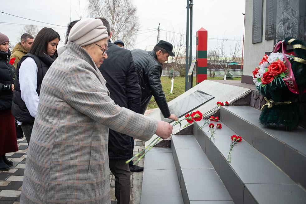 Члены Местного политического совета и депутаты фракции «Единая Россия» Нижнекамского района совершили рабочий выезд в село Сухарево и ознакомились с мероприятиями, проводимыми в рамках Года защитника Отечества Члены Местного политического совета и депутаты фракции «Единая Россия» Нижнекамского района совершили рабочий выезд в село Сухарево и ознакомились с мероприятиями, проводимыми в рамках Года защитника Отечества