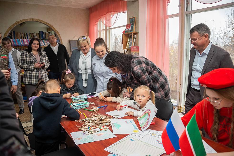 Члены Местного политического совета и депутаты фракции «Единая Россия» Нижнекамского района совершили рабочий выезд в село Сухарево и ознакомились с мероприятиями, проводимыми в рамках Года защитника Отечества Члены Местного политического совета и депутаты фракции «Единая Россия» Нижнекамского района совершили рабочий выезд в село Сухарево и ознакомились с мероприятиями, проводимыми в рамках Года защитника Отечества