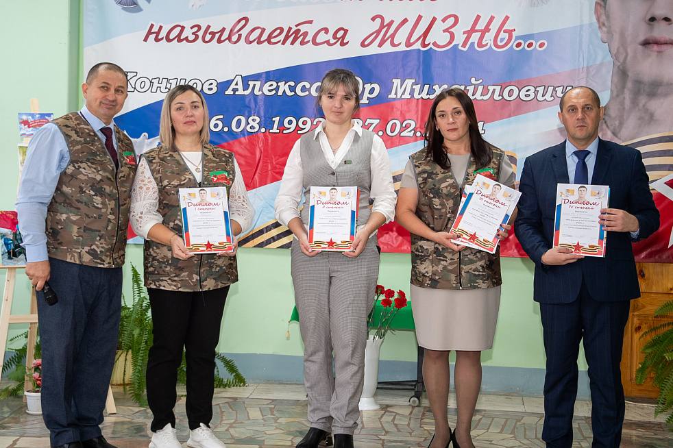 Члены Местного политического совета и депутаты фракции «Единая Россия» Нижнекамского района совершили рабочий выезд в село Сухарево и ознакомились с мероприятиями, проводимыми в рамках Года защитника Отечества Члены Местного политического совета и депутаты фракции «Единая Россия» Нижнекамского района совершили рабочий выезд в село Сухарево и ознакомились с мероприятиями, проводимыми в рамках Года защитника Отечества