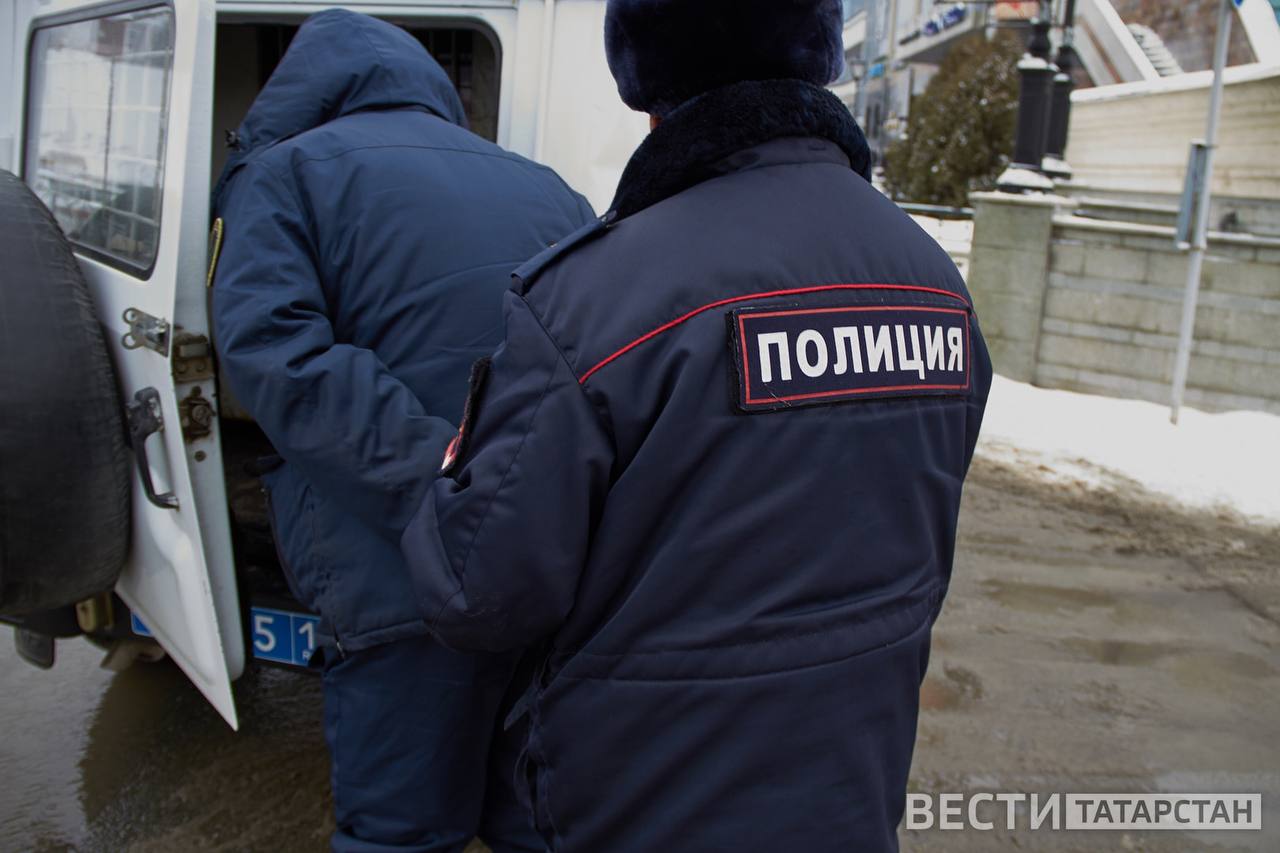 В Казани полицейские задержали двух мужчин, которые приставали к девушкам и ударили прохожего