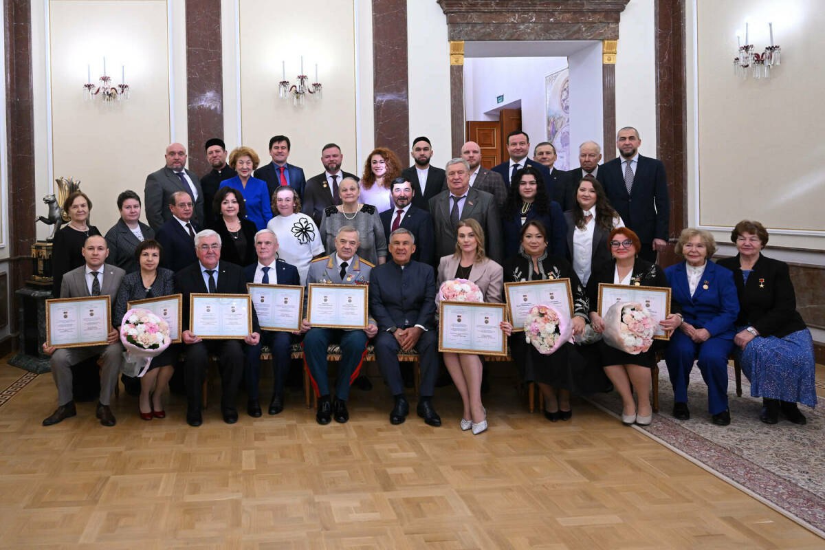 Накануне Дня народного единства Рустам Минниханов вручил в Казанском Кремле премии за вклад в развитие гражданского общества