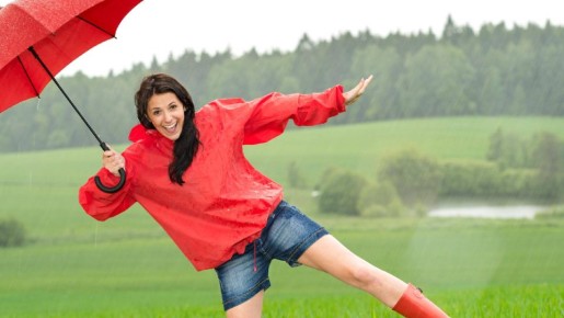 Этого не делают даже опытные хозяйки: вот для чего нужно стирать зонт