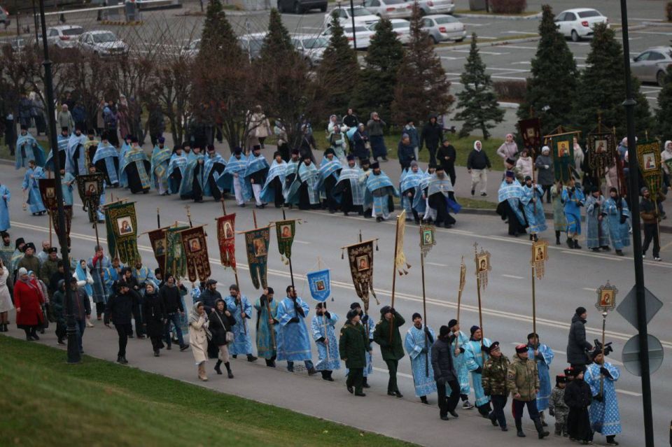 В Казани прошел крестный ход с Казанской иконой Божией Матери В Казани прошел крестный ход с Казанской иконой Божией Матери