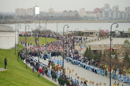 В Казани прошел масштабный крестный ход в честь дня Казанской иконы Божией Матери