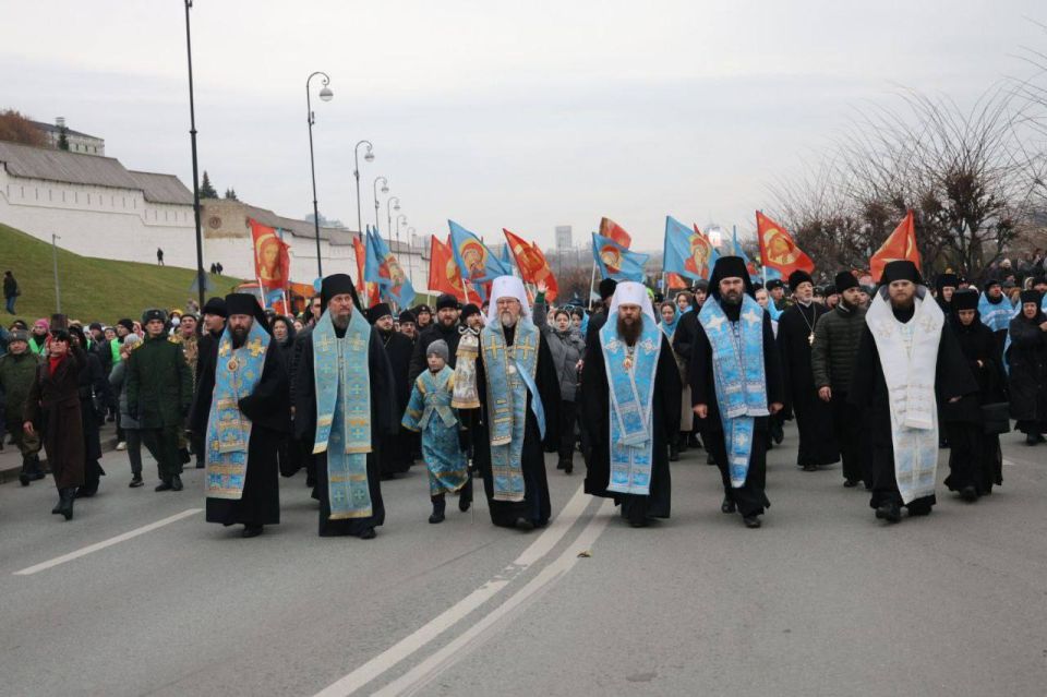 В Казани прошел крестный ход с Казанской иконой Божией Матери В Казани прошел крестный ход с Казанской иконой Божией Матери