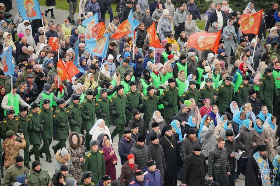 В крестном ходе в Казани приняли участие семь тысяч человек В крестном ходе в Казани приняли участие семь тысяч человек