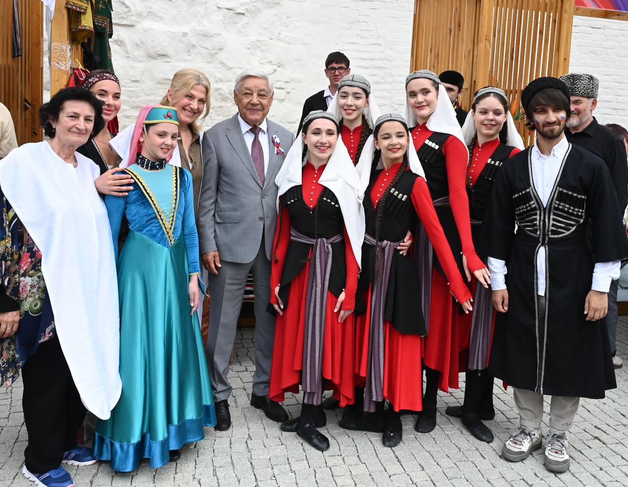 Во все времена, даже в самые непростые периоды отечественной истории, единство и сплоченность многонационального народа России всегда были и остаются мощной силой нашей великой Родины Во все времена, даже в самые непростые периоды отечественной истории, единство и сплоченность многонационального народа России всегда были и остаются мощной силой нашей великой Родины