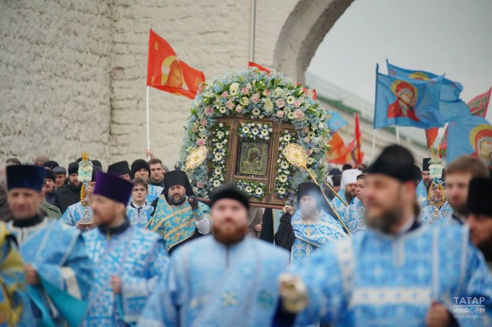 В крестном ходе в Казани приняли участие семь тысяч человек В крестном ходе в Казани приняли участие семь тысяч человек