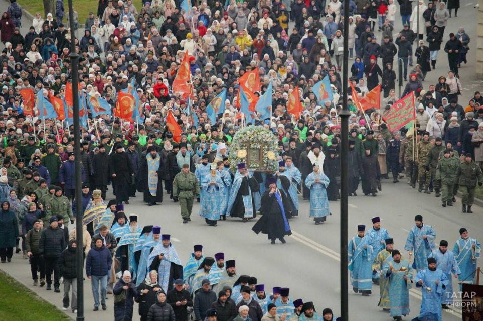В крестном ходе в Казани приняли участие семь тысяч человек В крестном ходе в Казани приняли участие семь тысяч человек