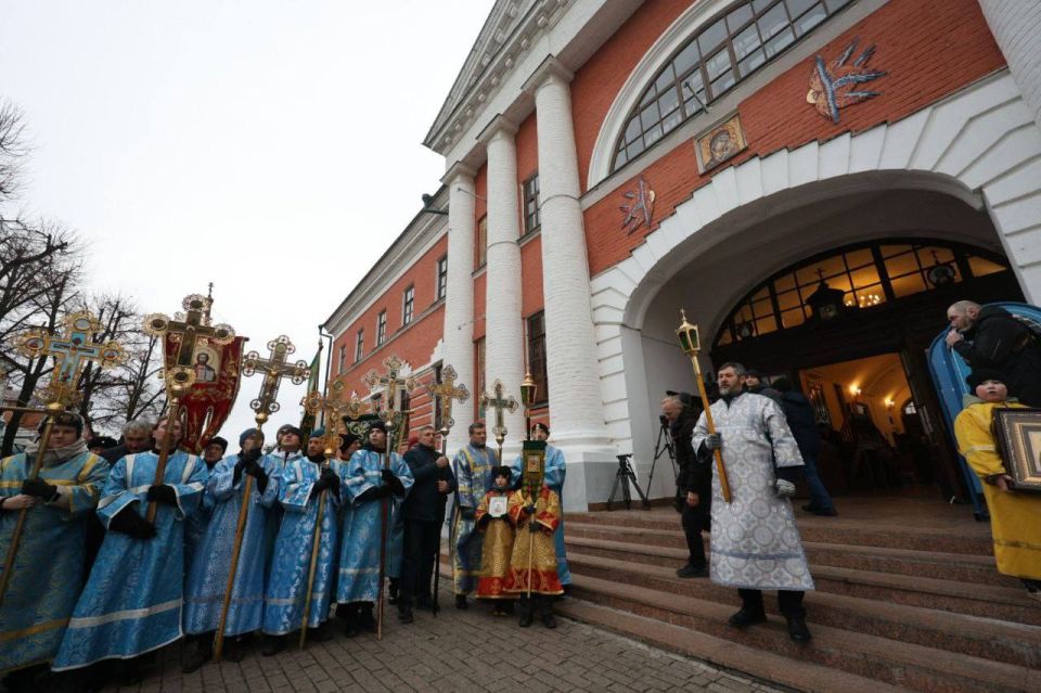 В Казани прошел крестный ход с Казанской иконой Божией Матери В Казани прошел крестный ход с Казанской иконой Божией Матери