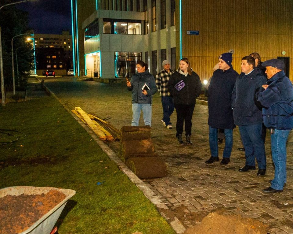 Провёл объезд города.. В «КПБ» проверили готовность техники к зимнему периоду, осмотрел новые бытовые помещения для сотрудников. Условия стали более комфортными. Необходимо продолжить поэтапное приведение базы в единый... Провёл объезд города.. В «КПБ» проверили готовность техники к зимнему периоду, осмотрел новые бытовые помещения для сотрудников. Условия стали более комфортными. Необходимо продолжить поэтапное приведение базы в единый...