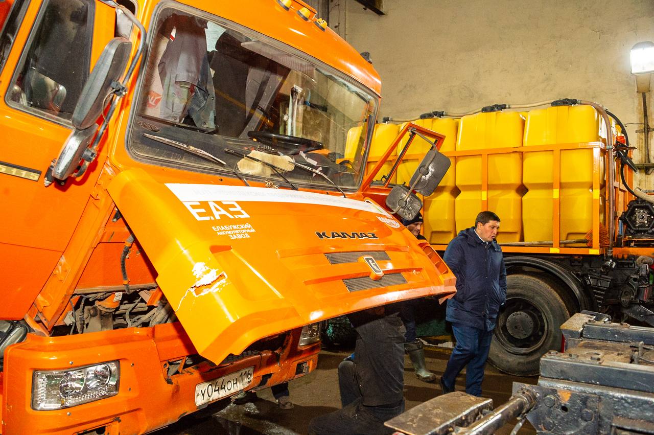 Провёл объезд города.. В «КПБ» проверили готовность техники к зимнему периоду, осмотрел новые бытовые помещения для сотрудников. Условия стали более комфортными. Необходимо продолжить поэтапное приведение базы в единый... Провёл объезд города.. В «КПБ» проверили готовность техники к зимнему периоду, осмотрел новые бытовые помещения для сотрудников. Условия стали более комфортными. Необходимо продолжить поэтапное приведение базы в единый...