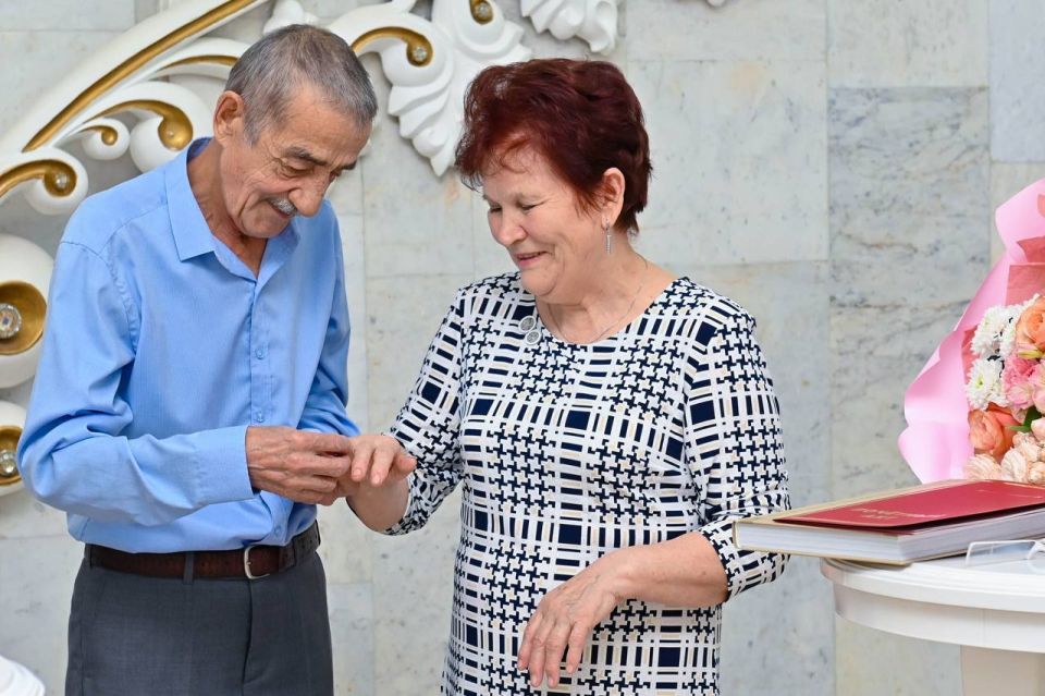 Во Дворце бракосочетания Нижнекамска супруги Раис и Зульфия Сахибуллины отметили золотую свадьбу — 50 лет вместе!