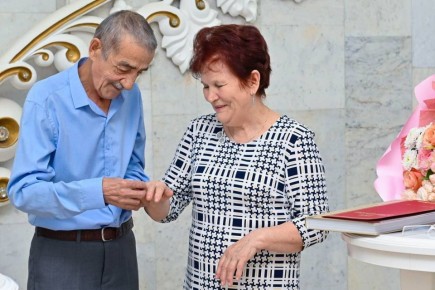 Во Дворце бракосочетания Нижнекамска супруги Раис и Зульфия Сахибуллины отметили золотую свадьбу — 50 лет вместе!