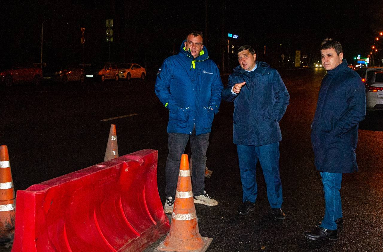 Провёл объезд города.. В «КПБ» проверили готовность техники к зимнему периоду, осмотрел новые бытовые помещения для сотрудников. Условия стали более комфортными. Необходимо продолжить поэтапное приведение базы в единый... Провёл объезд города.. В «КПБ» проверили готовность техники к зимнему периоду, осмотрел новые бытовые помещения для сотрудников. Условия стали более комфортными. Необходимо продолжить поэтапное приведение базы в единый...