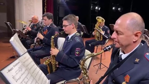 4 ноября в День народного единства России во дворце культуры имени С. Саид-Галиева оркестр Культурного центра МВД по Республике Татарстан дал бесплатный концерт для всех желающих слушателей