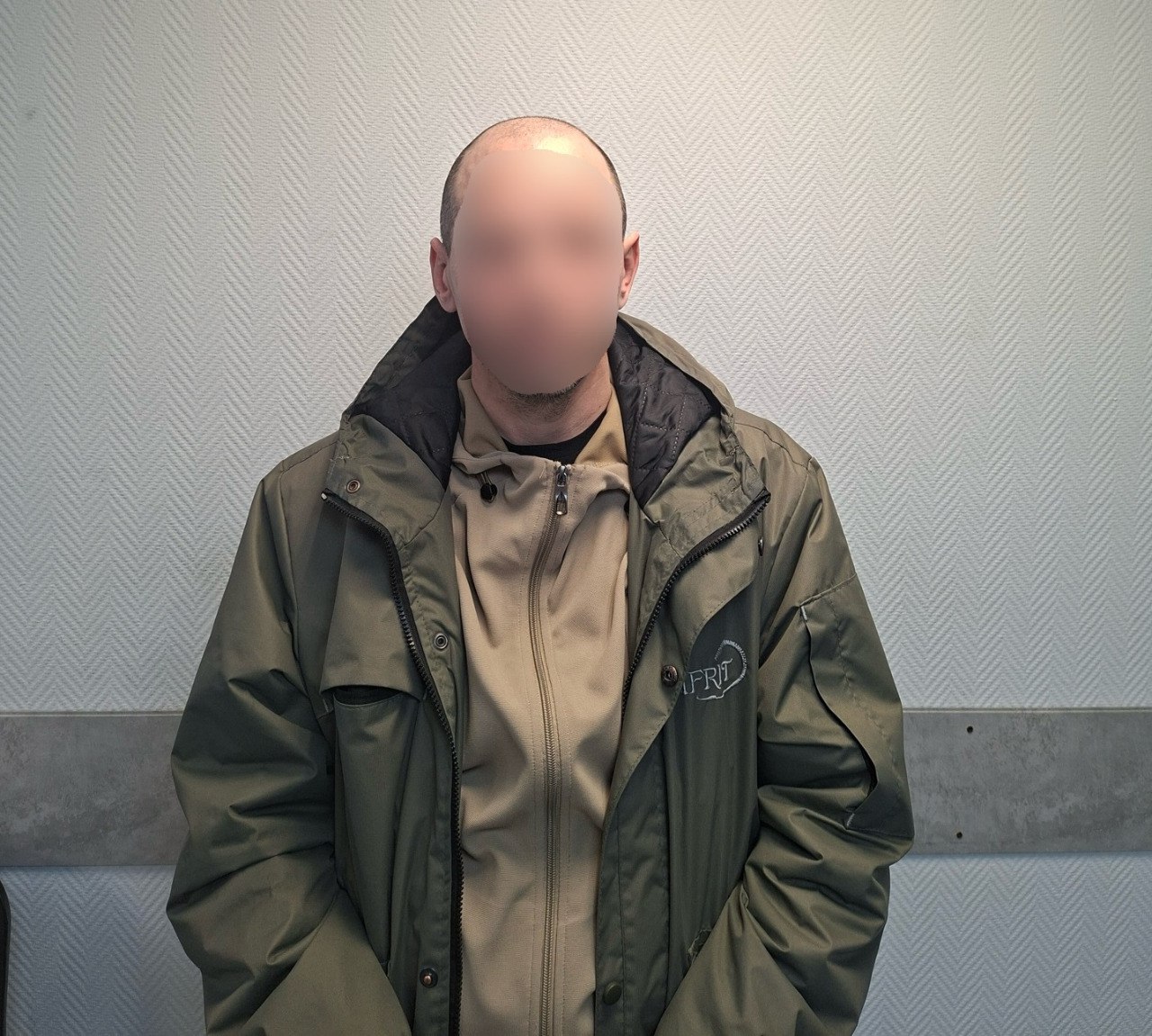 За нарушение общественного порядка в аэропорту Нового Уренгоя транспортные полицейские привлекли к ответственности 40-летнего вахтовика