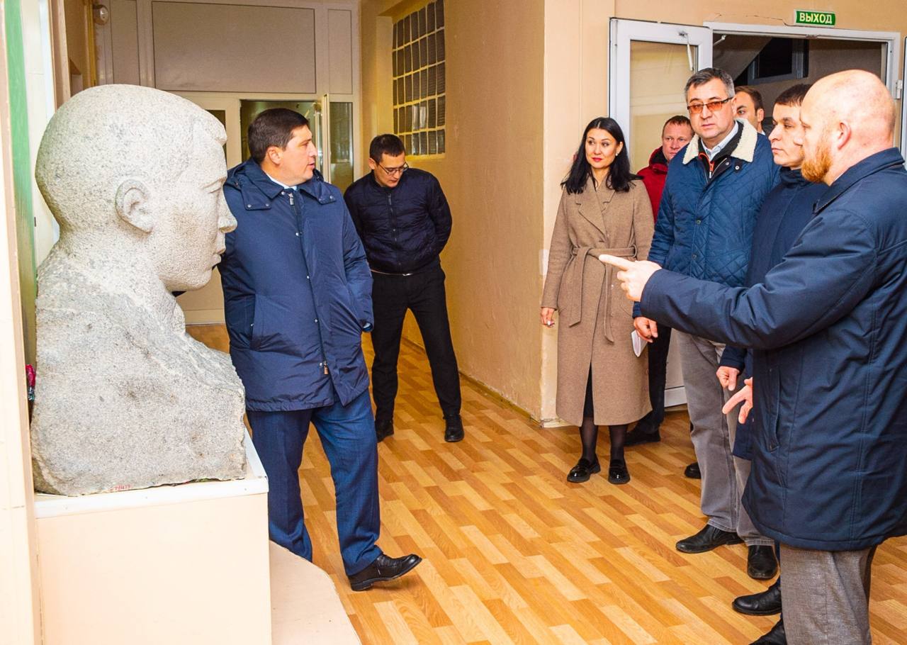 Провёл объезд города.. В «КПБ» проверили готовность техники к зимнему периоду, осмотрел новые бытовые помещения для сотрудников. Условия стали более комфортными. Необходимо продолжить поэтапное приведение базы в единый... Провёл объезд города.. В «КПБ» проверили готовность техники к зимнему периоду, осмотрел новые бытовые помещения для сотрудников. Условия стали более комфортными. Необходимо продолжить поэтапное приведение базы в единый...