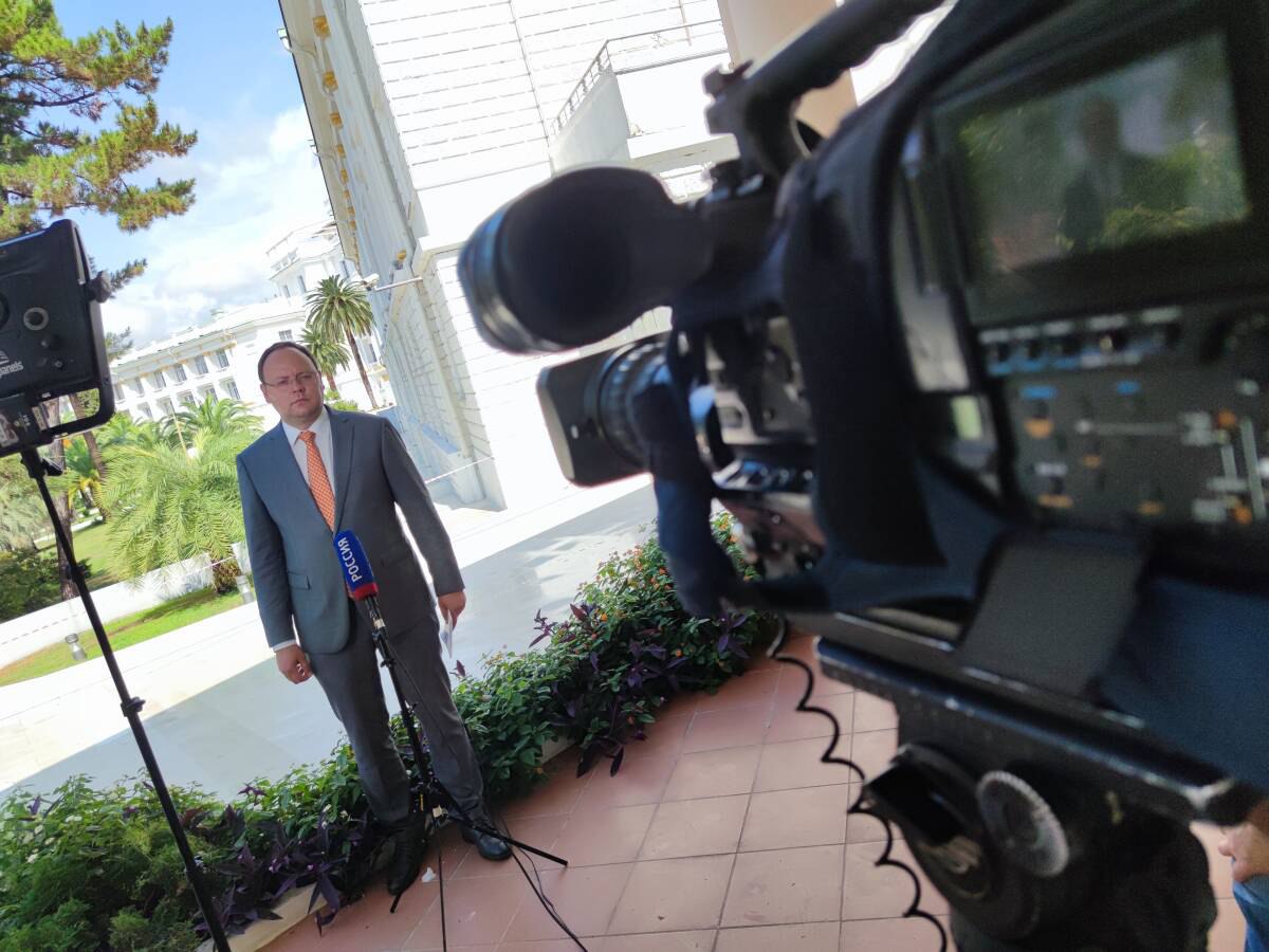 В интервью «Татар-информу» политический обозреватель ВГТРК Александр Христенко рассказал о жестких графиках президентского и мидовского пулов, главных чертах Владимира Путина, эксклюзивном материале с отцом Эдварда Сноудена... В интервью «Татар-информу» политический обозреватель ВГТРК Александр Христенко рассказал о жестких графиках президентского и мидовского пулов, главных чертах Владимира Путина, эксклюзивном материале с отцом Эдварда Сноудена...