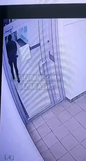 Житель Казани ударил девушку головой об стеклянную дверь – полиция начала проверку