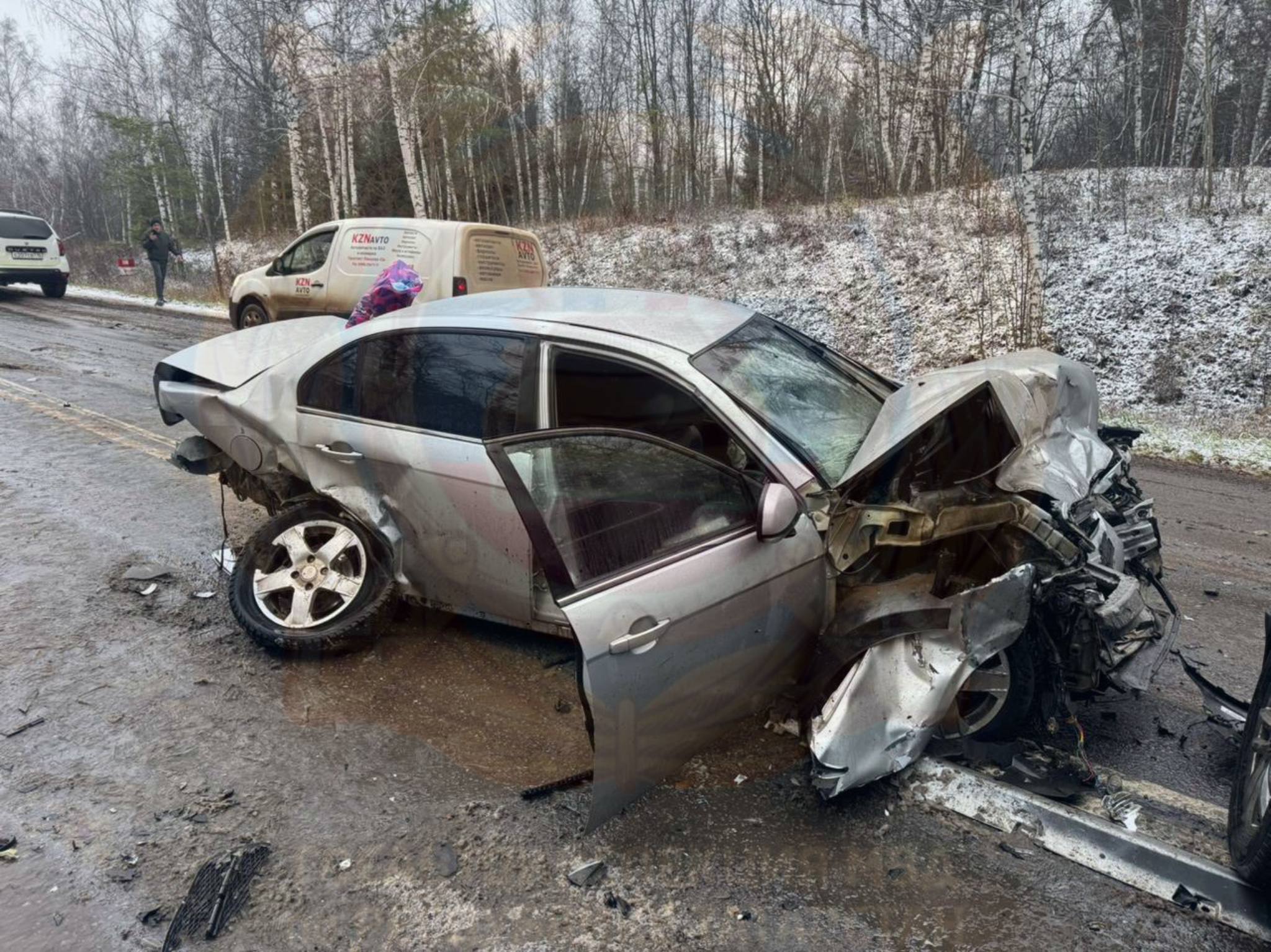 Сегодня в Альметьевском районе водитель автомобиля Mercedes 1977 г.р., по предварительным данным, не выбрал безопасную скорость, выехал на встречную полосу и совершил столкновение с автомобилями УАЗ, Volkswagen и Chevrolet
