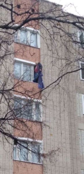 Спасатели завели в квартиру мужчину, который стоял на карнизе восьмого этажа дома № 4 по улице 30 лет Победы