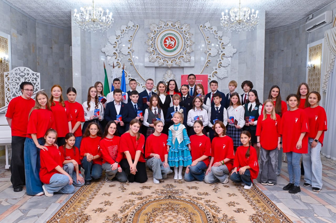 17 юных нижнекамцев получили свои первые паспорта на торжественной церемонии, приуроченной ко Дню конституции Татарстана