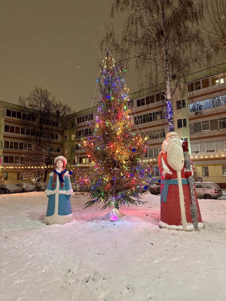 Вот уж кто точно не сидит на месте, так это наши неугомонные друзья из дома Кайманова №11! После победных елочных городков, душевных дворовых праздников и многочисленных наград за благоустройство, они снова отправились... Вот уж кто точно не сидит на месте, так это наши неугомонные друзья из дома Кайманова №11! После победных елочных городков, душевных дворовых праздников и многочисленных наград за благоустройство, они снова отправились...