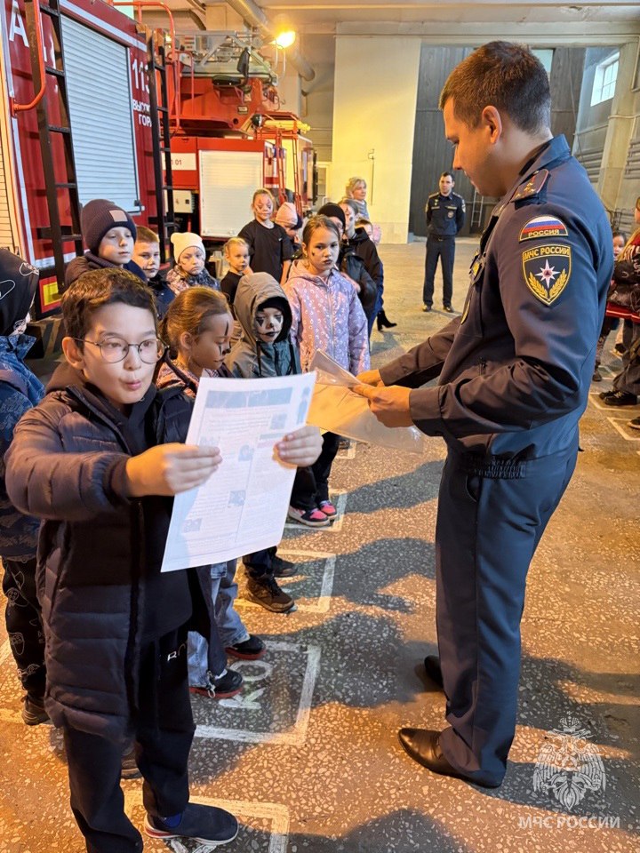 Учимся безопасности: экскурсия в пожарную часть во время каникул Учимся безопасности: экскурсия в пожарную часть во время каникул