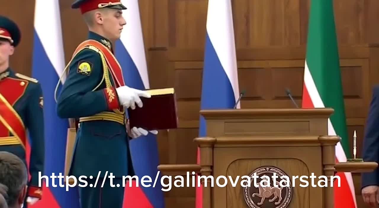 Это специальный экземпляр Конституции республики, который используется во время церемонии вступления в должность