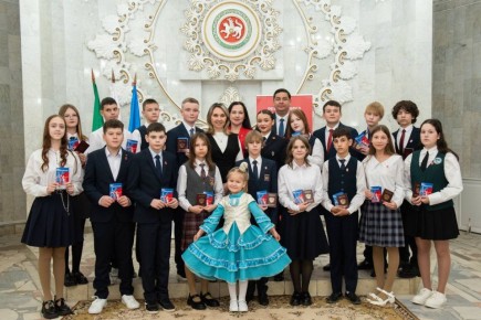 В Управлении ЗАГС НМР прошло торжественное вручение паспортов школьникам