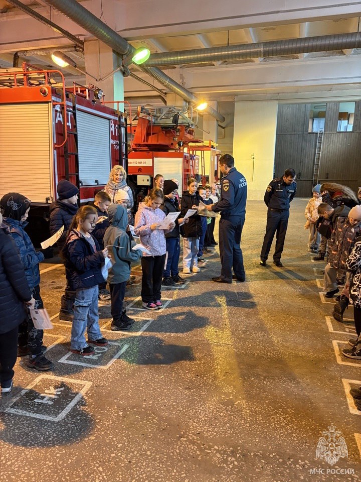 Учимся безопасности: экскурсия в пожарную часть во время каникул Учимся безопасности: экскурсия в пожарную часть во время каникул