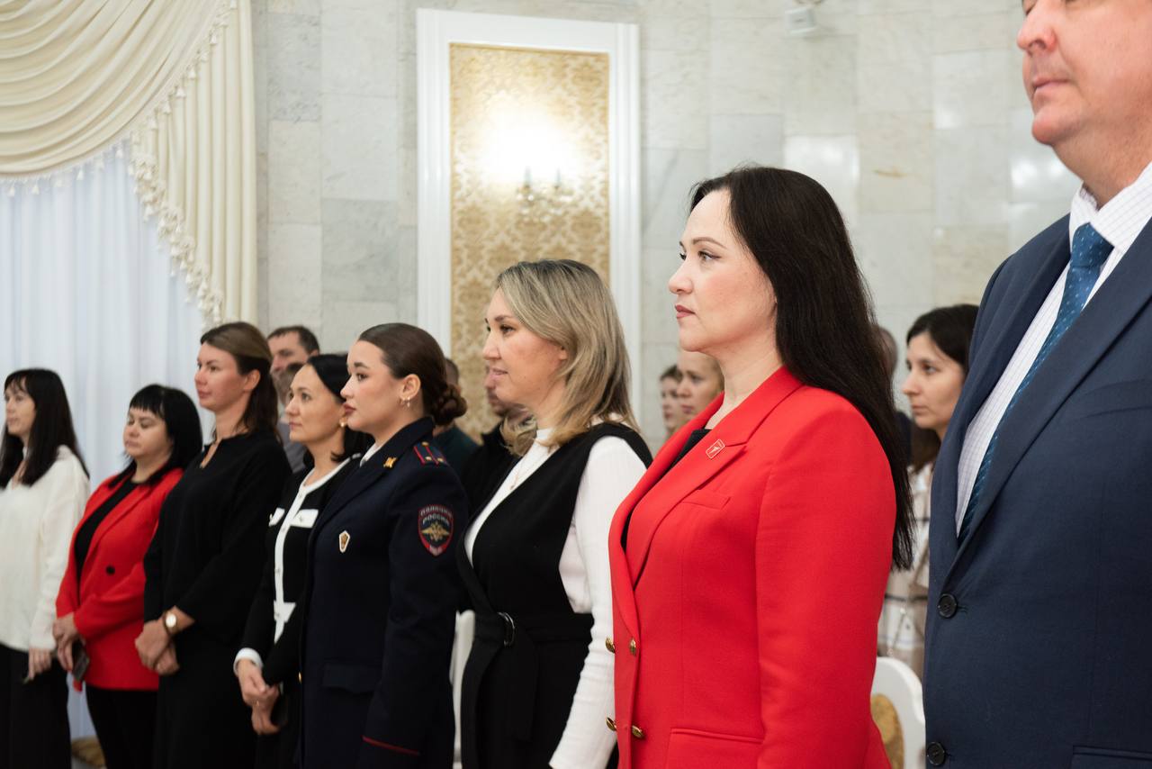 В Управлении ЗАГС НМР прошло торжественное вручение паспортов школьникам В Управлении ЗАГС НМР прошло торжественное вручение паспортов школьникам