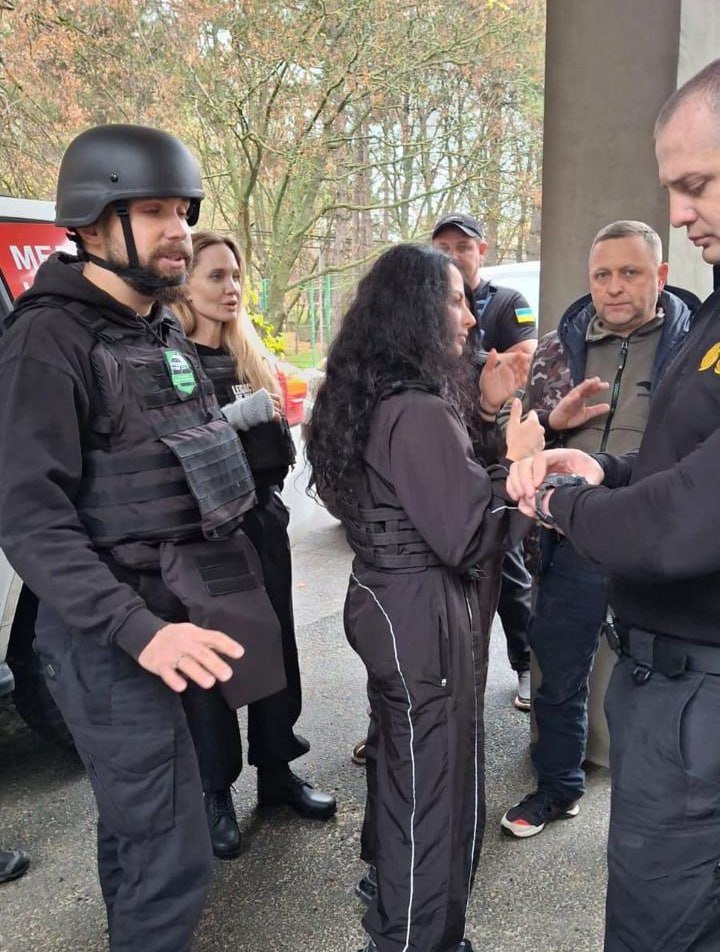 Анджелина Джоли пешком пересекла границу с Херсоном Анджелина Джоли пешком пересекла границу с Херсоном