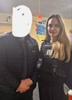 Анджелина Джоли пешком пересекла границу с Херсоном