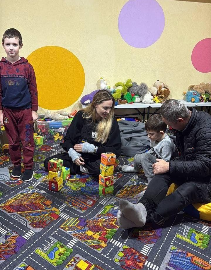 Анджелина Джоли пешком пересекла границу с Херсоном Анджелина Джоли пешком пересекла границу с Херсоном