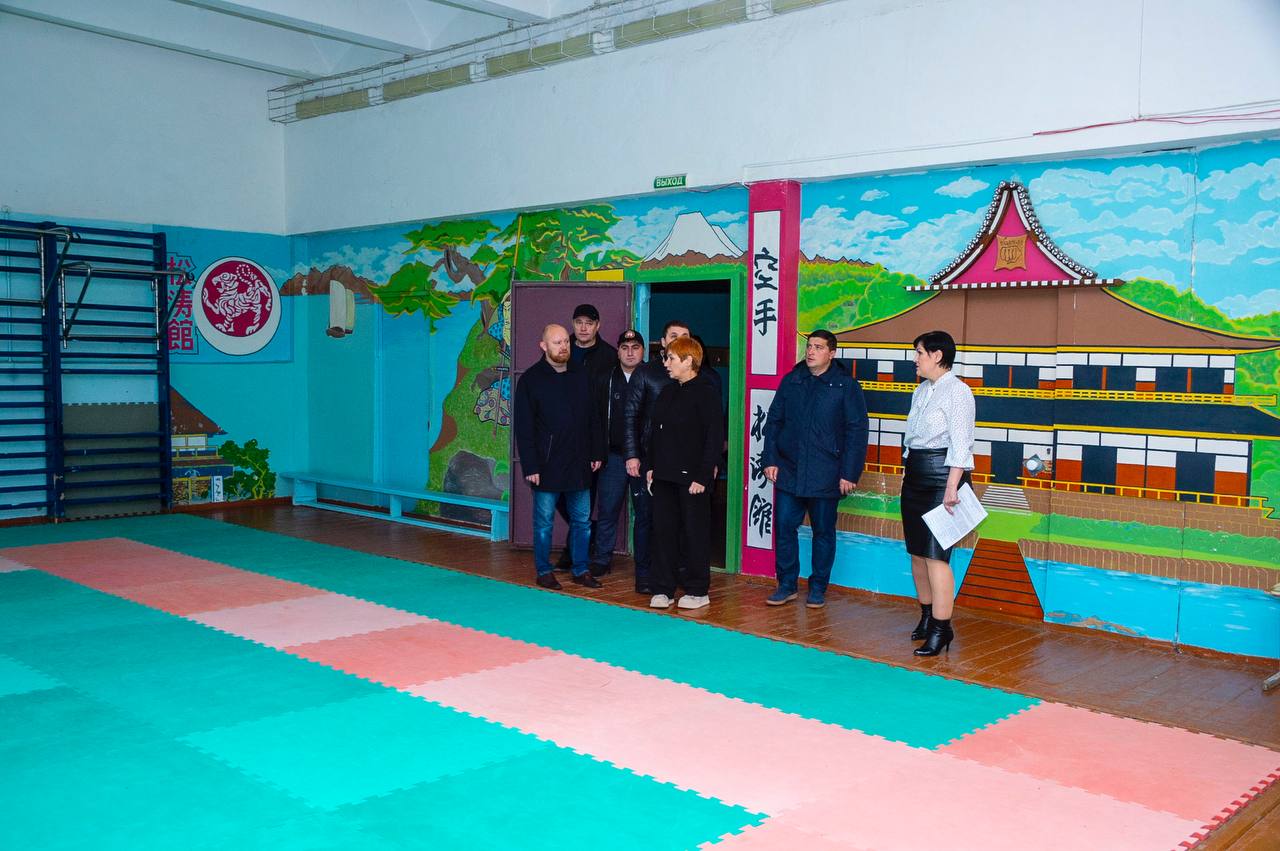 Вместе с командой, подрядчиками и архитекторами провели объезд школ, где в 2026 году планируется капитальный ремонт по федеральной программе Вместе с командой, подрядчиками и архитекторами провели объезд школ, где в 2026 году планируется капитальный ремонт по федеральной программе