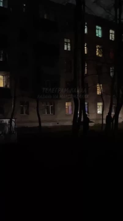 В Казани хозяйка горящей квартиры вылезла с балкона, чтобы спастись