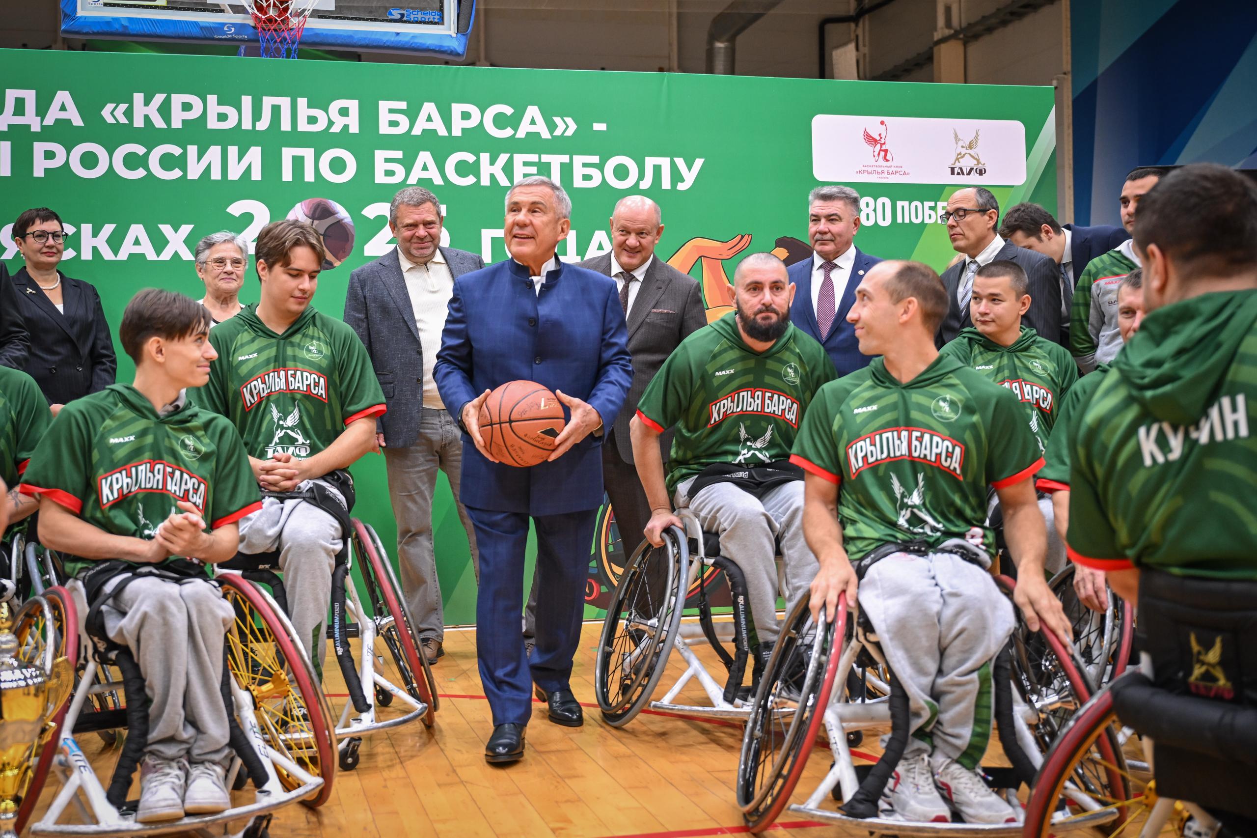 за сегодня, 7 ноября. Рустам Минниханов принял участие в чествовании коллектива баскетбольного клуба «Крылья Барса» за сегодня, 7 ноября. Рустам Минниханов принял участие в чествовании коллектива баскетбольного клуба «Крылья Барса»