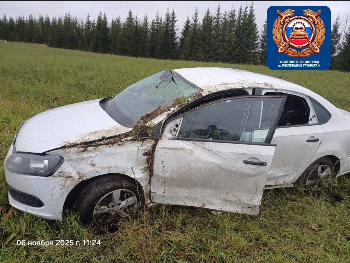На трассе в РТ иномарка вылетела в кювет и опрокинулась, ребенок получил травмы На трассе в РТ иномарка вылетела в кювет и опрокинулась, ребенок получил травмы