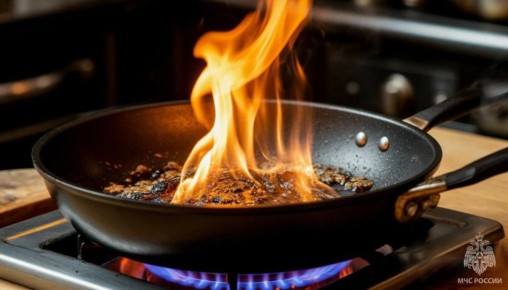 Как затушить горящее масло на сковородке?